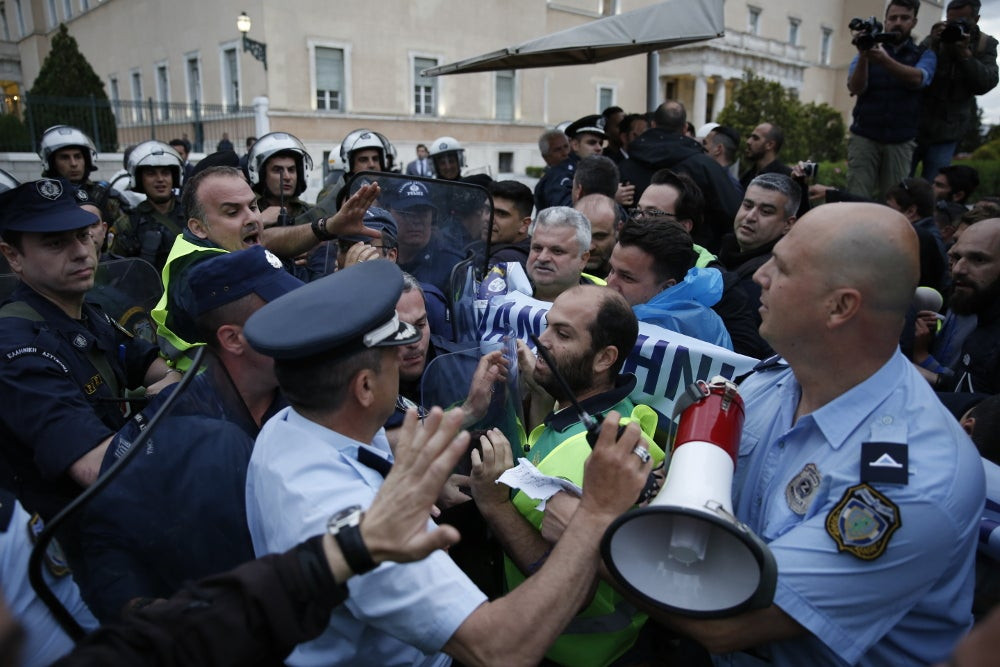 Ένστολοι επιχείρησαν να εισβάλλουν στη Βουλή – «Φρουρά, φρουρά που πήγαν τα λεφτά;», το σύνθημά τους (βίντεο)